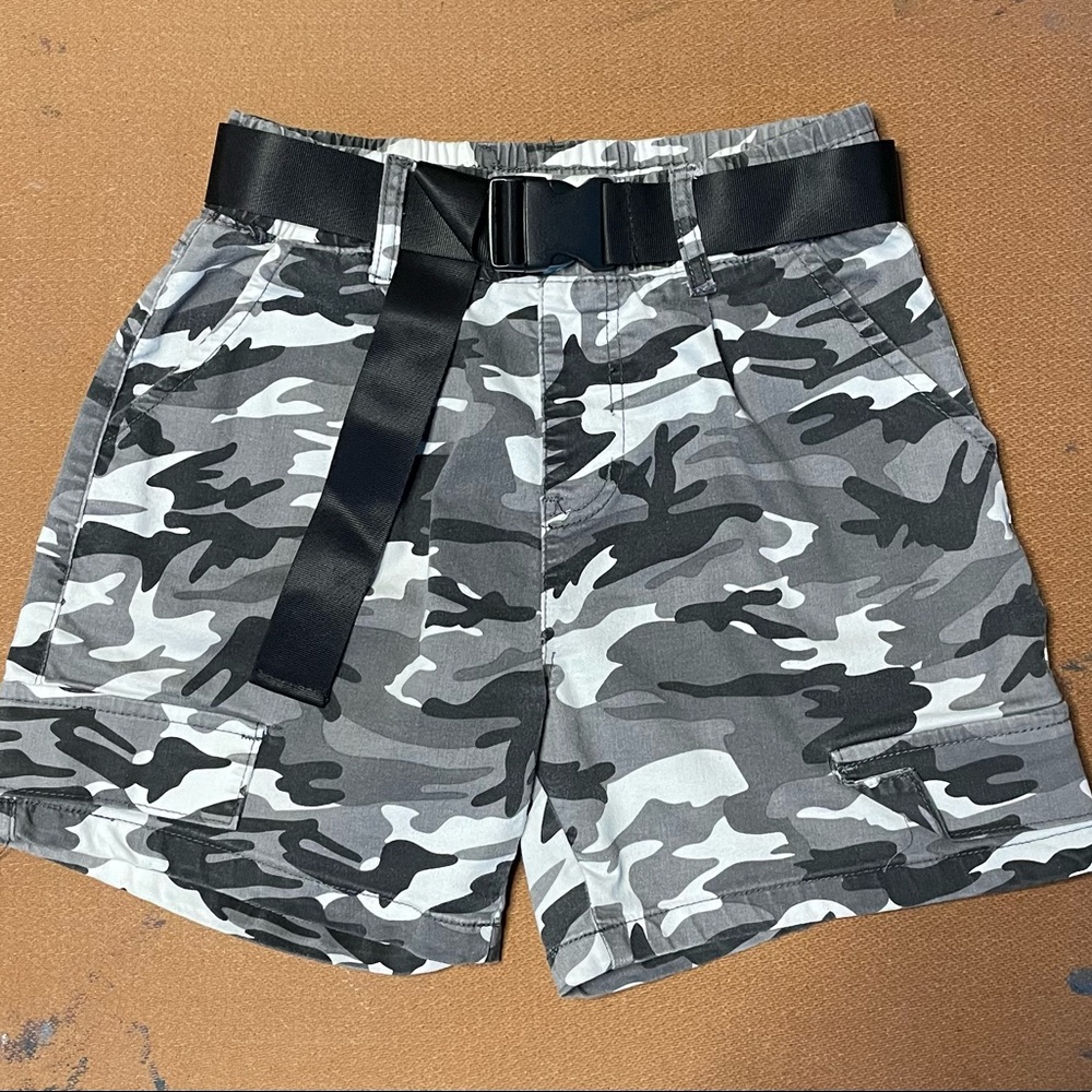 GRAY CAMO SHORTS (BELT INCLUDED)